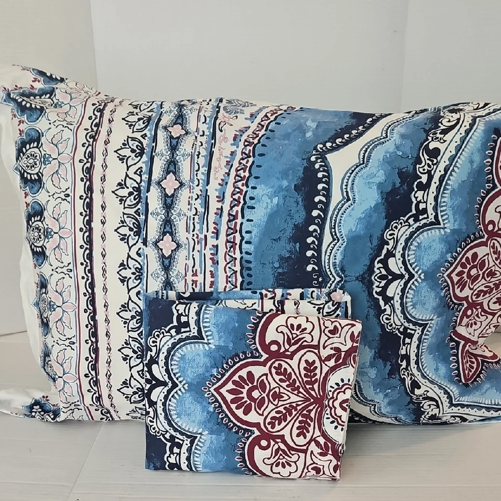 Artisan De Luxe Home Blue Burgundy Hues Cotton Standard Pillow Sham Set